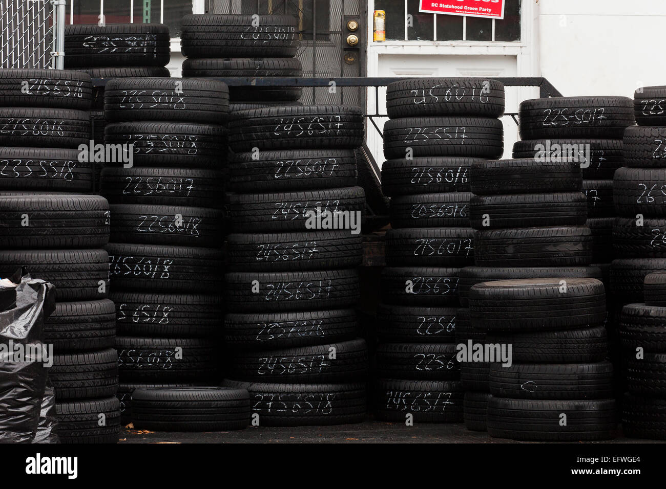 Gestapelten Reifen im Reifen Shop - USA Stockfoto
