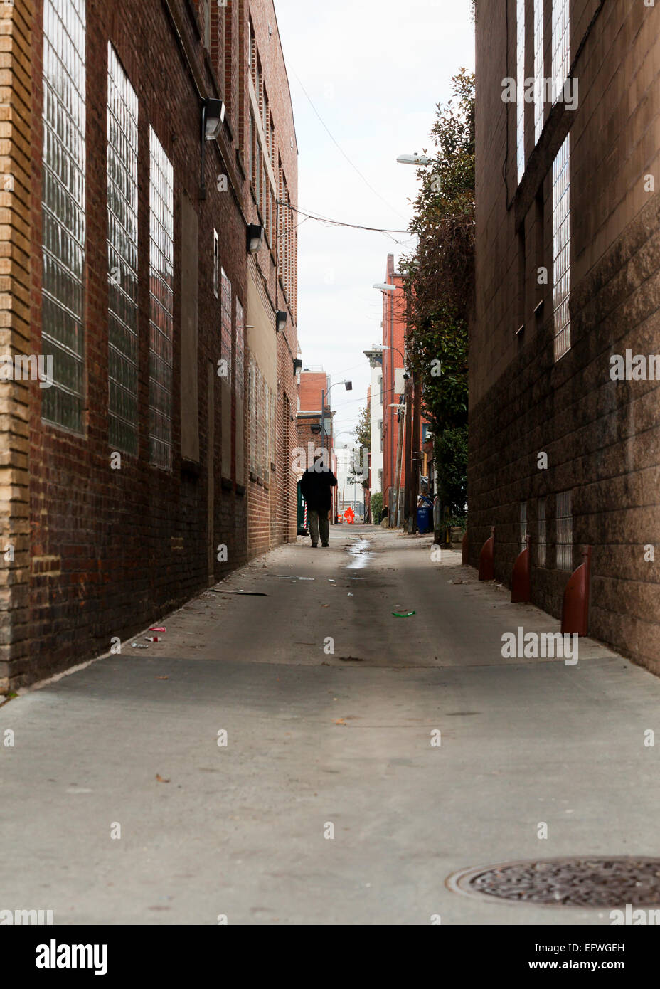 Mann zu Fuß auf der Rückseite Alley - USA Stockfoto