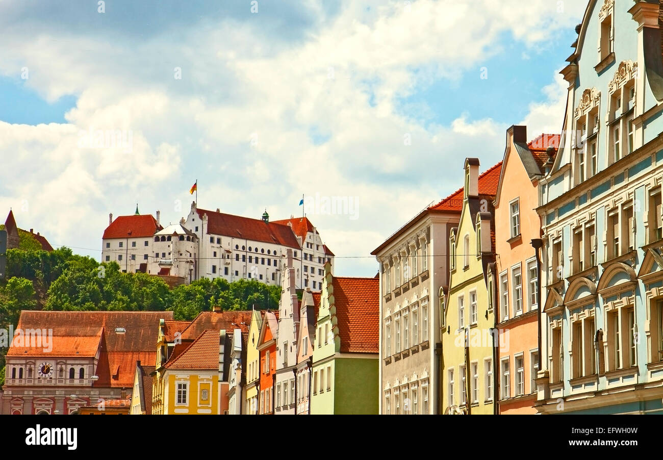 Panoramablick über Landshut, bayerische Stadt mit dem mittelalterlichen Schloss und eine Reihe von bunten antiken Gebäuden wie in einem alten p Stockfoto