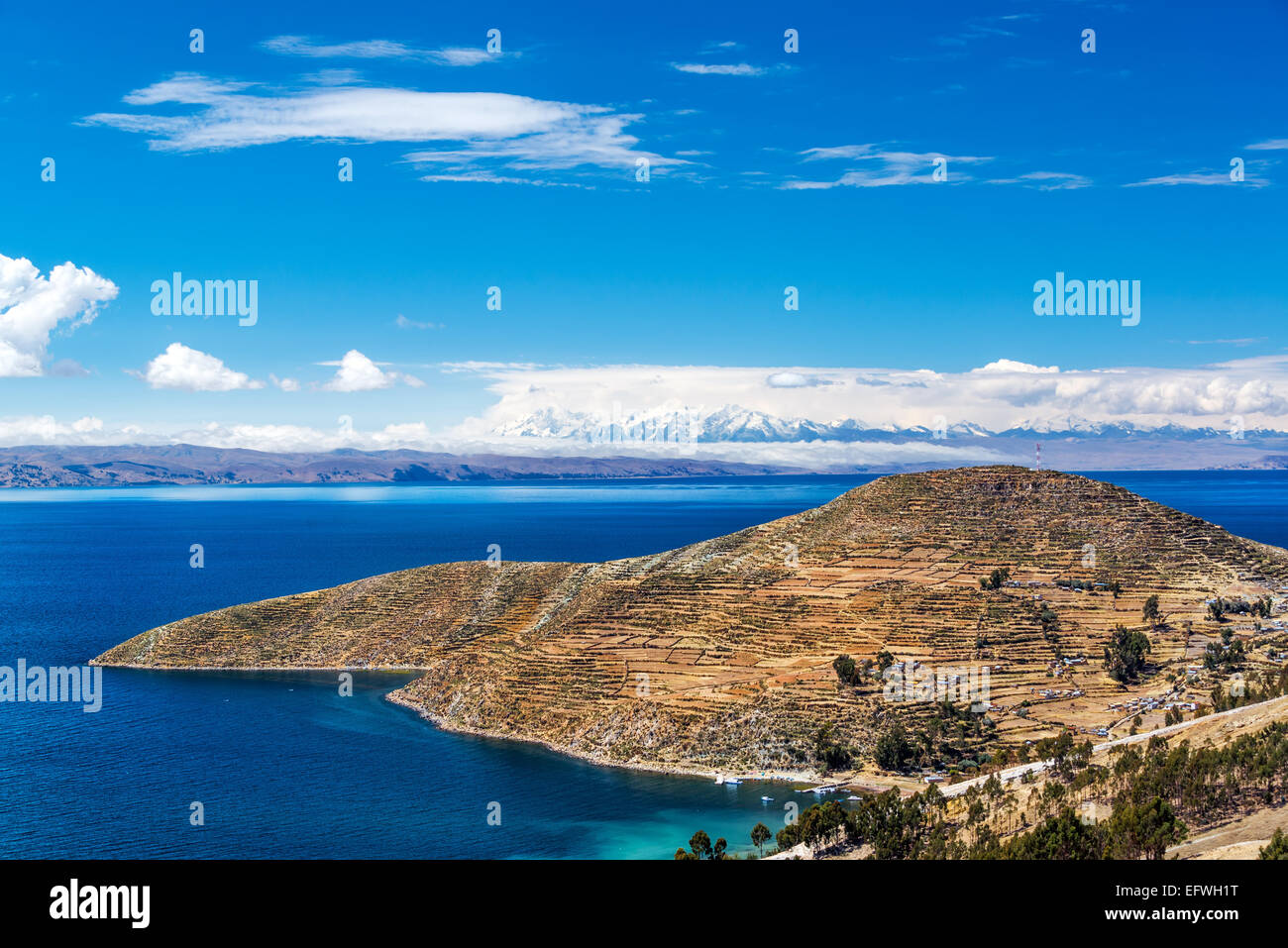 Terrassenlandschaft der Isla del Sol mit Anden im Hintergrund auf der bolivianischen Seite des Titicacasees Stockfoto