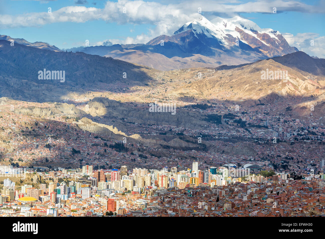 Stadtbild von La Paz, Bolivien mit Illimani Berg im Hintergrund Stockfoto