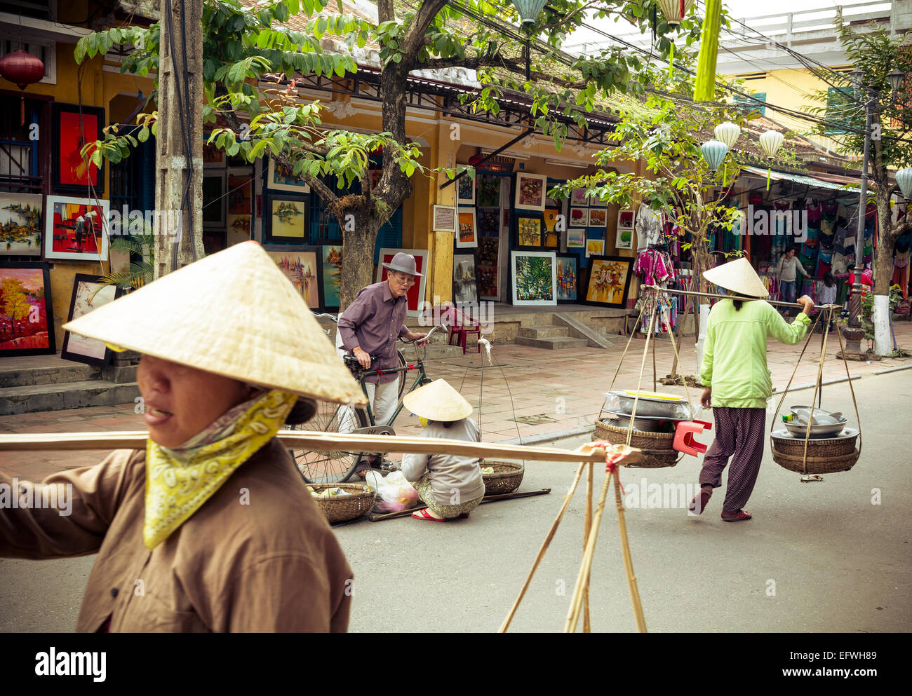 Frauen tragen Körbe, Hoi an, Vietnam. Stockfoto