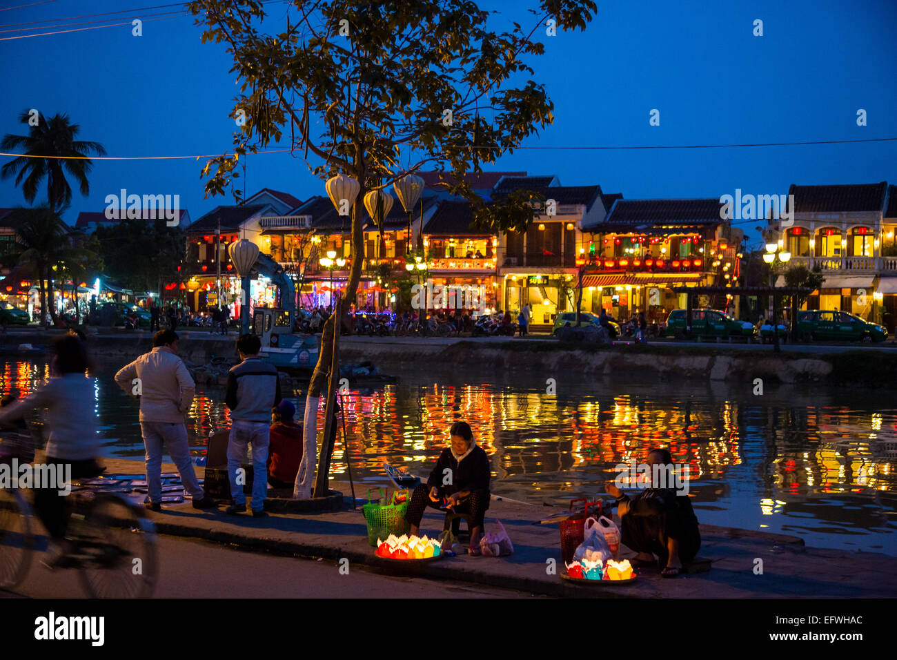 Leute verkaufen Schwimmkerzen, Hoi an, Vietnam. Stockfoto
