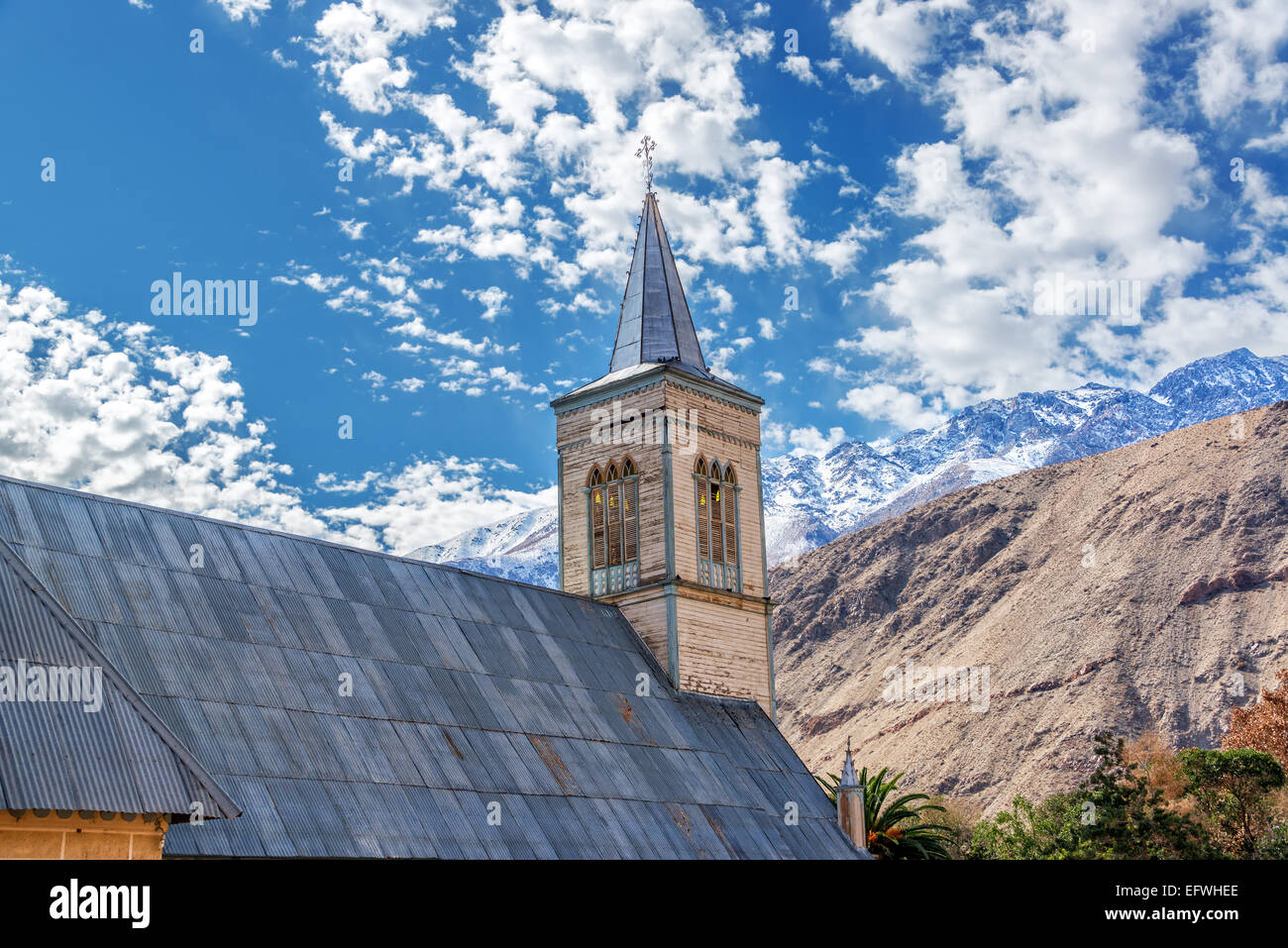 Kirche mit Anden im Hintergrund in Pisco Elqui im Elqui-Tal in Chile Stockfoto