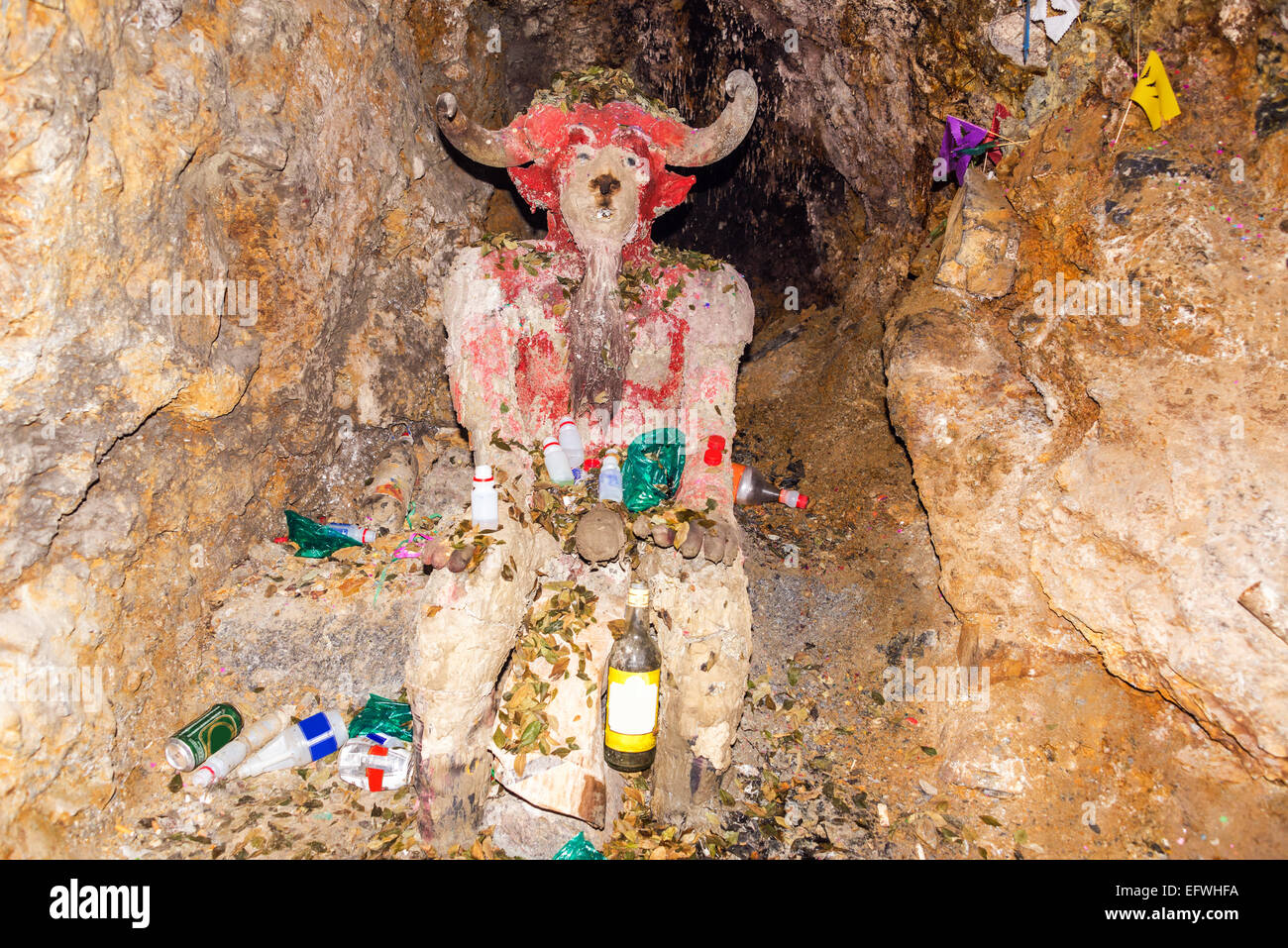 Idol, 'El Tio' in einem Bergwerk in Potosi, Bolivien.  Bergleute das Idol verehren und lassen Sie es angeboten. Stockfoto