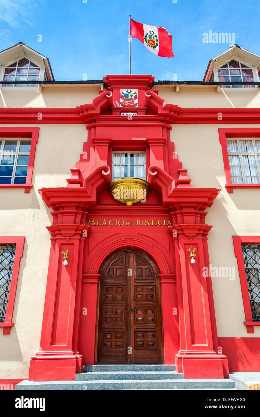Fassade des Gerichtsgebäudes in Puno, Peru mit der peruanischen Flagge drüber Stockfoto
