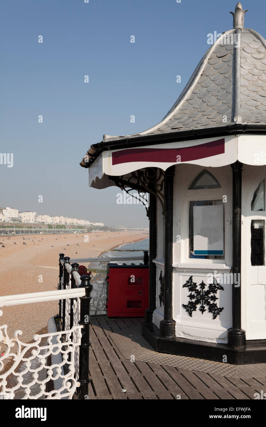 Blick auf Brighton Beach von der Anlegestelle neben reich verzierten kiosk Stockfoto