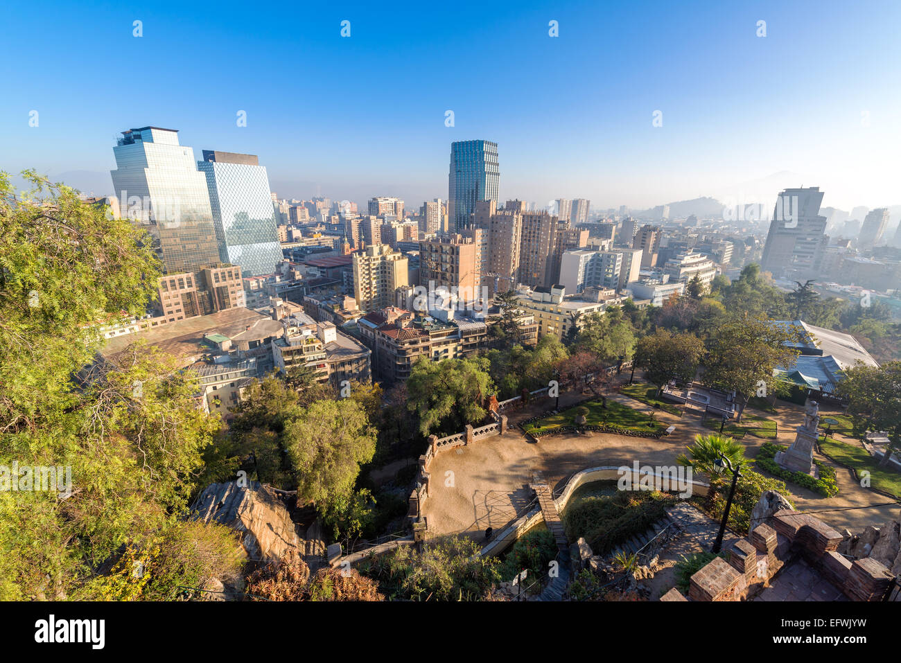 Blick auf die Skyline von Santiago de Chile mit einem Park sichtbar geschossen von Cerro Santa Lucia. Stockfoto