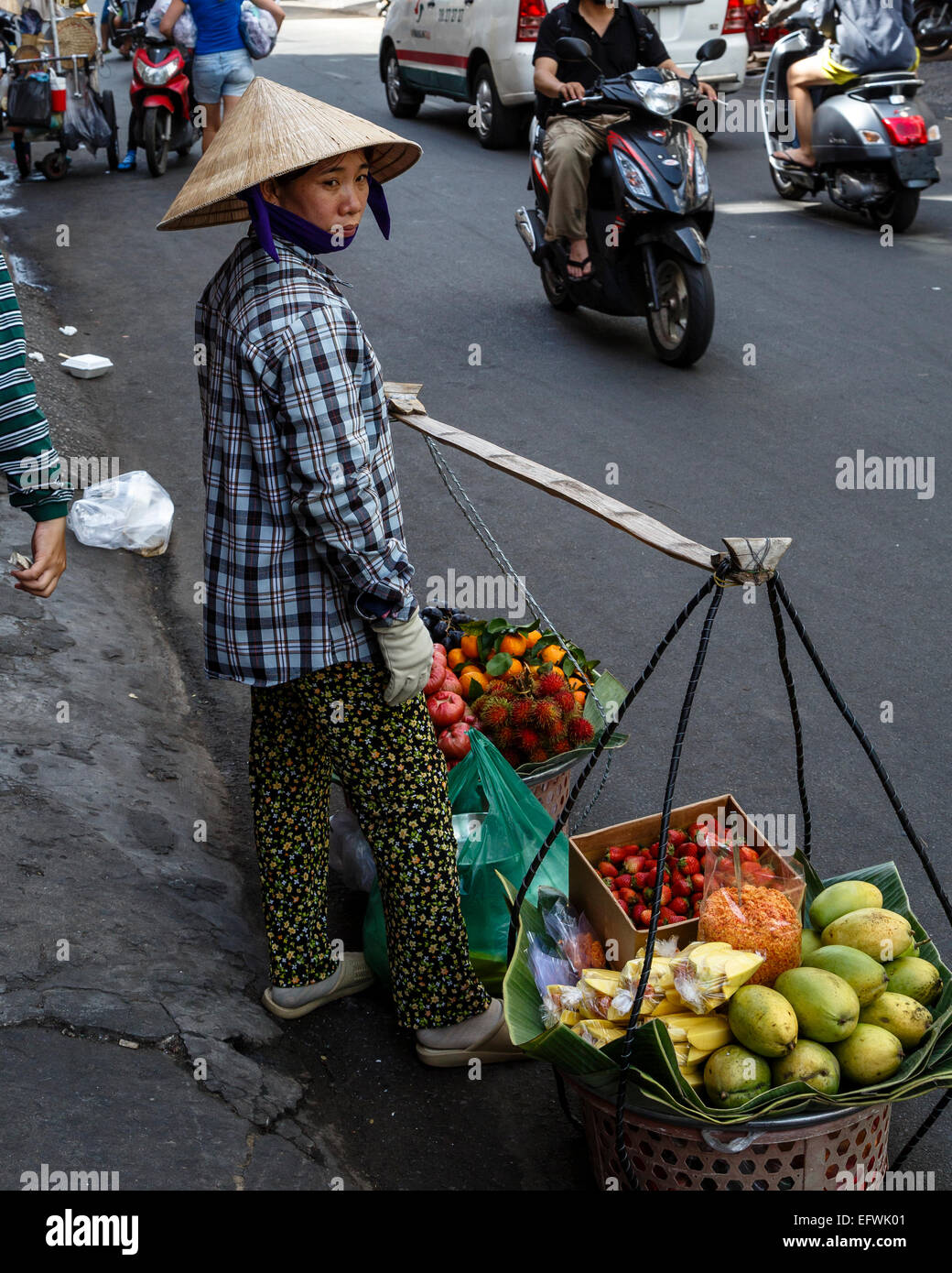 Frau verkaufen Obst an Pham Ngu Lao District, Ho-Chi-Minh-Stadt (Saigon), Vietnam. Stockfoto