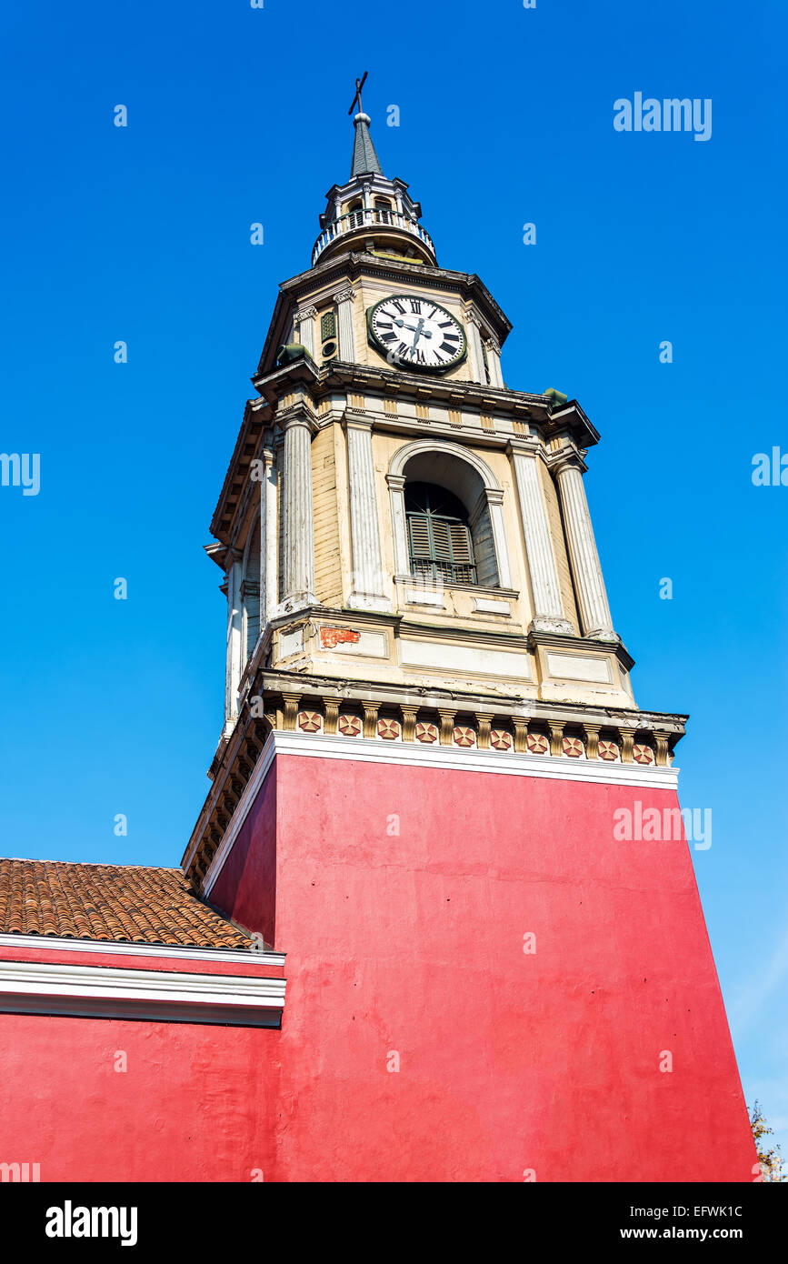 Die rote koloniale San Francisco-Kirche in Santiago, Chile Stockfoto