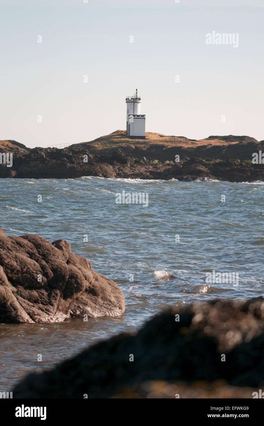 Elie Leuchtturm mit mit felsigem Gelände und Fluss im Vordergrund. Elie, East Neuk of Fife, Schottland Stockfoto