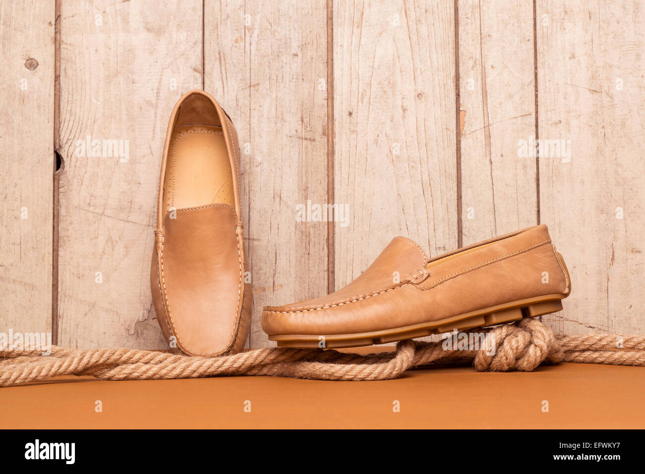 Loafer Herrenschuh auf alten hölzernen Hintergrund Stockfoto