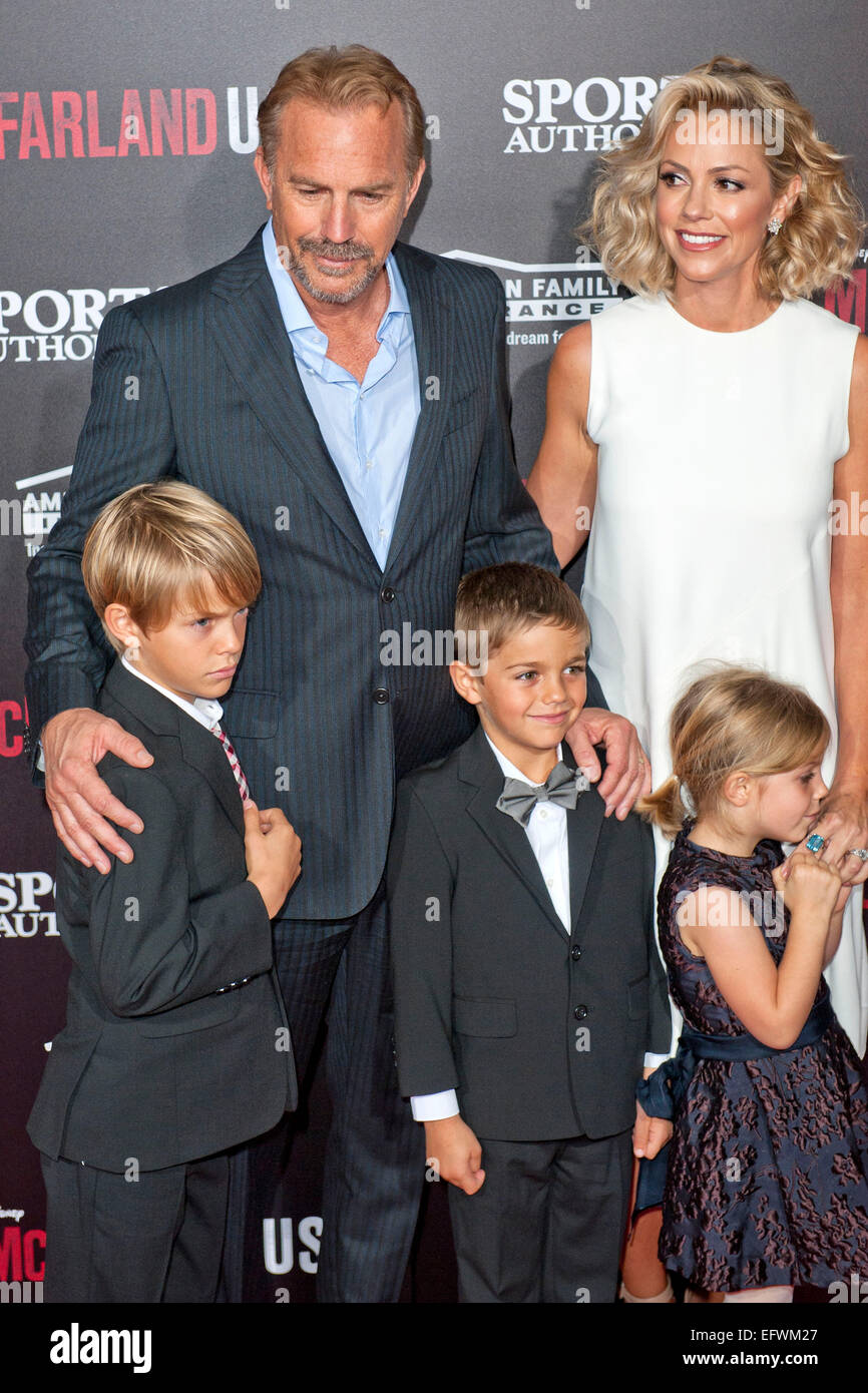 Kevin Costner, Frau Christine Baumgartner und Kindern Grace Avery Costner, Hayes Logan Costner und Cayden Wyatt Costner Teilnahme an die Weltpremiere von Disneys "McFarland, USA" am El Capitan Theatre am 9. Februar 2015 in Hollywood, Kalifornien/Picture alliance Stockfoto