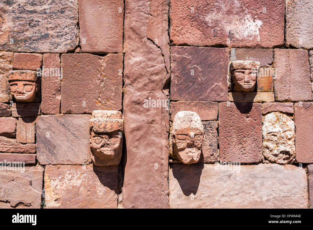 Gesichter an einer Wand im halb unterirdischen Tempel von Tiwanaku in der Nähe von La Paz, Bolivien Stockfoto
