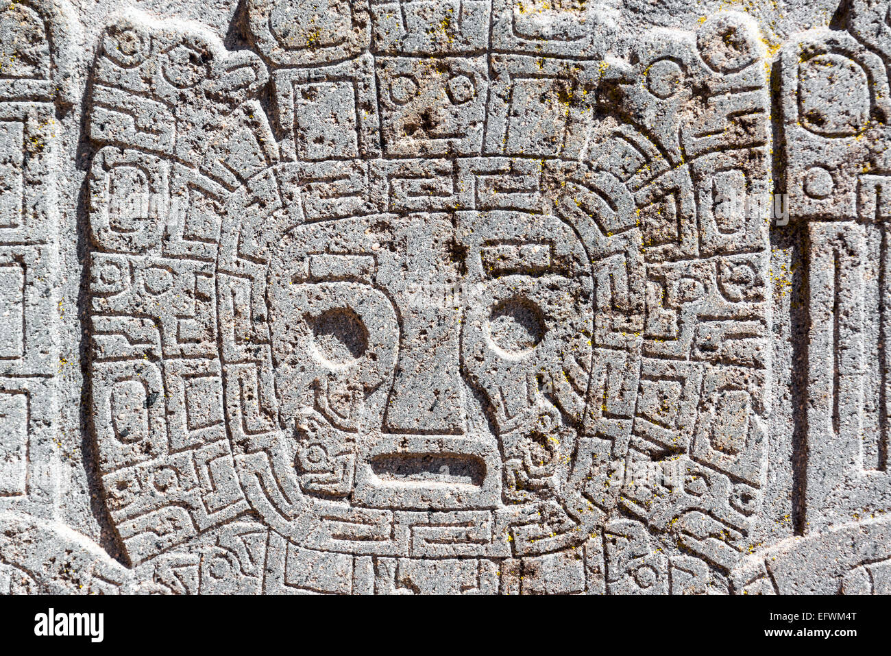 Detailansicht eines Gesichts Schnitzen auf dem Tiwanaku Ruinen in der Nähe von La Paz, Bolivien Stockfoto