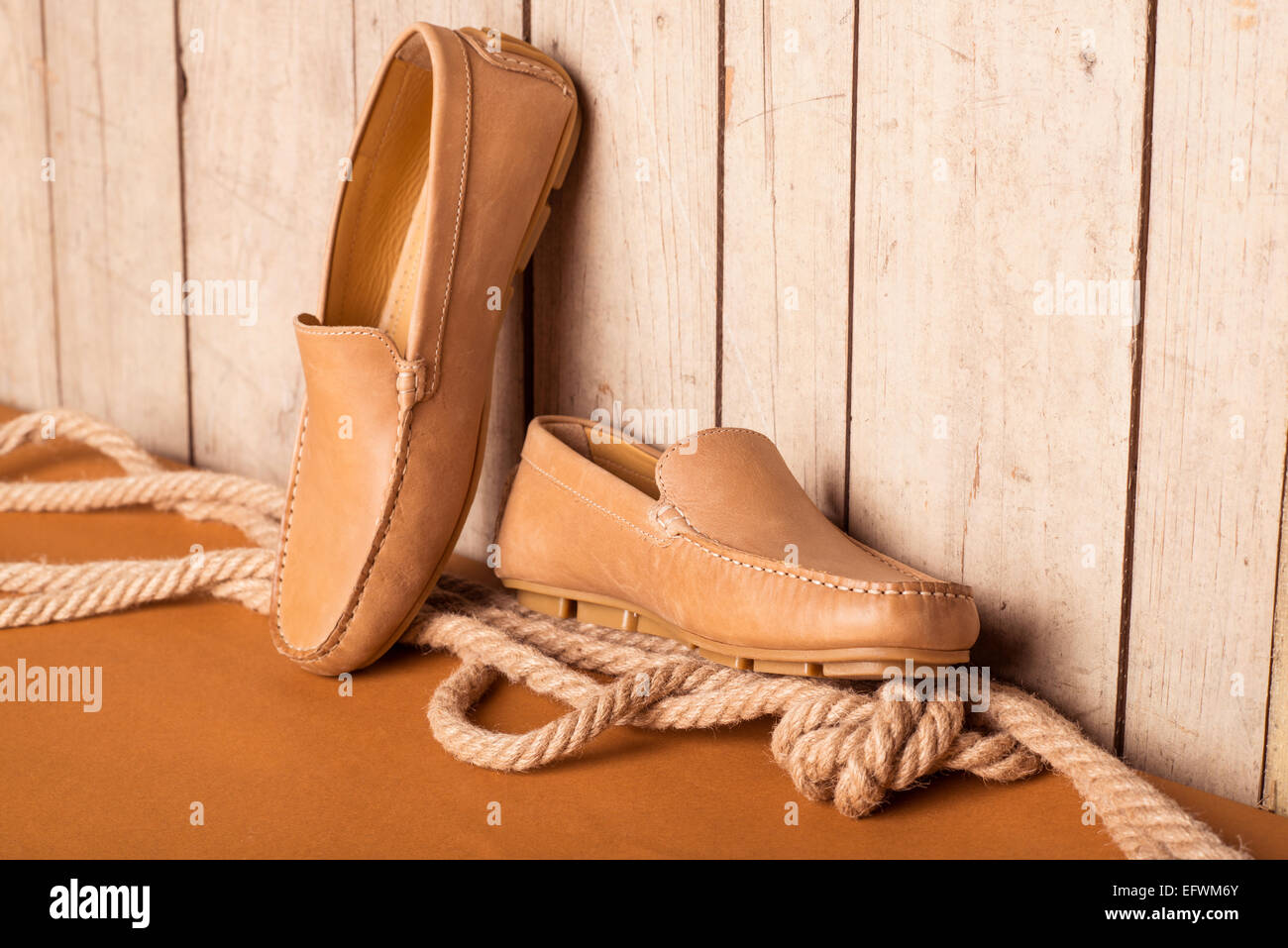 Loafer Herrenschuh auf alten hölzernen Hintergrund Stockfoto