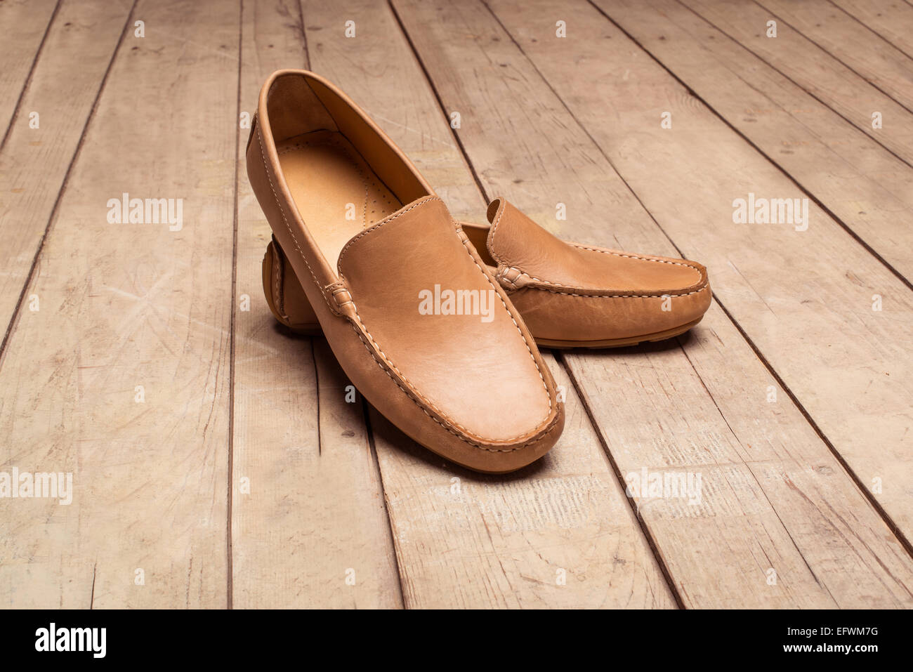 Loafer Herrenschuh am alten Holz Hintergrund Stockfoto