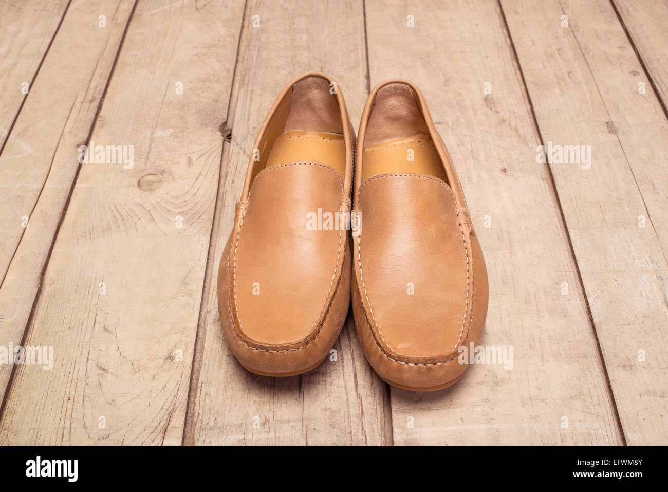 Loafer Herrenschuh am alten Holz Hintergrund Stockfoto