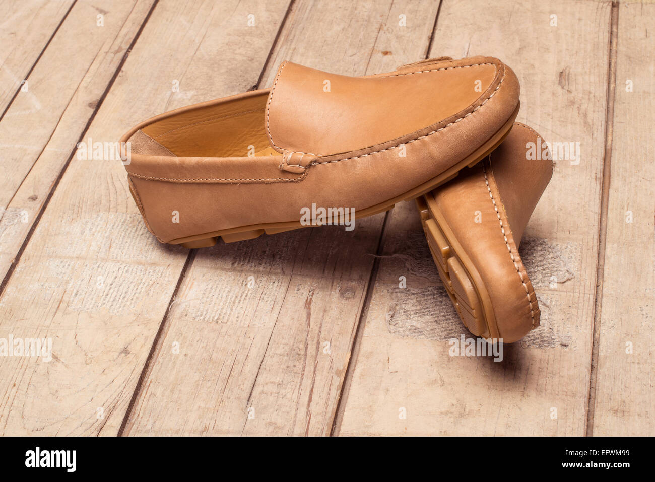 Loafer Herrenschuh am alten Holz Hintergrund Stockfoto