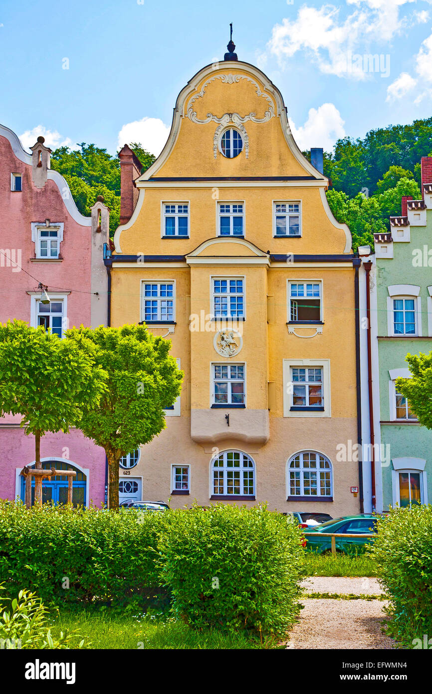 Typisches Haus in Landshut im Stil der Renaissance-Architektur, gelbe Farbe und Stuck. Stockfoto