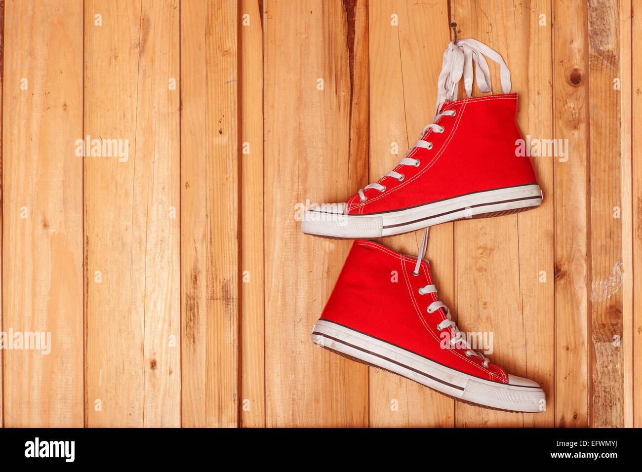 Vintage Schuhe hängen auf hölzernen Hintergrund gebunden Stockfoto