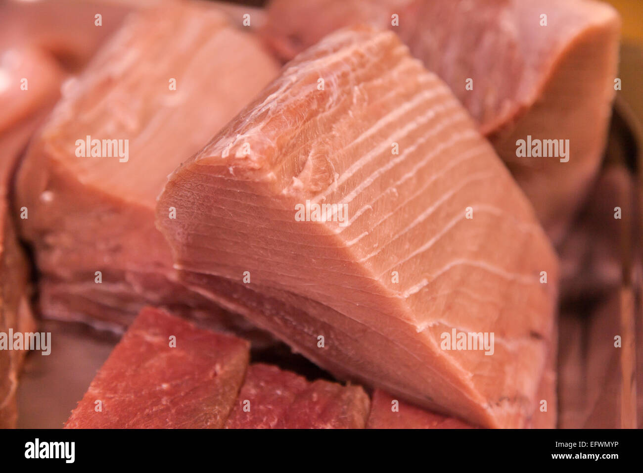 Roher Thunfisch-Steak, fertig vorbereitet für sushi Stockfoto