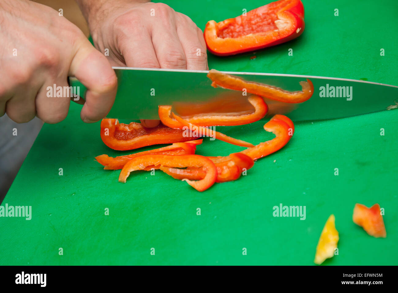 Zubereitung von Speisen - eine rote Paprika schneiden Stockfoto