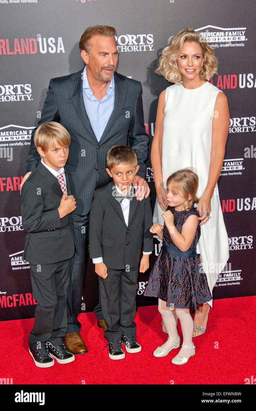 Kevin Costner, Frau Christine Baumgartner und Kindern Grace Avery Costner, Hayes Logan Costner und Cayden Wyatt Costner Teilnahme an die Weltpremiere von Disneys "McFarland, USA" am El Capitan Theatre am 9. Februar 2015 in Hollywood, Kalifornien/Picture alliance Stockfoto