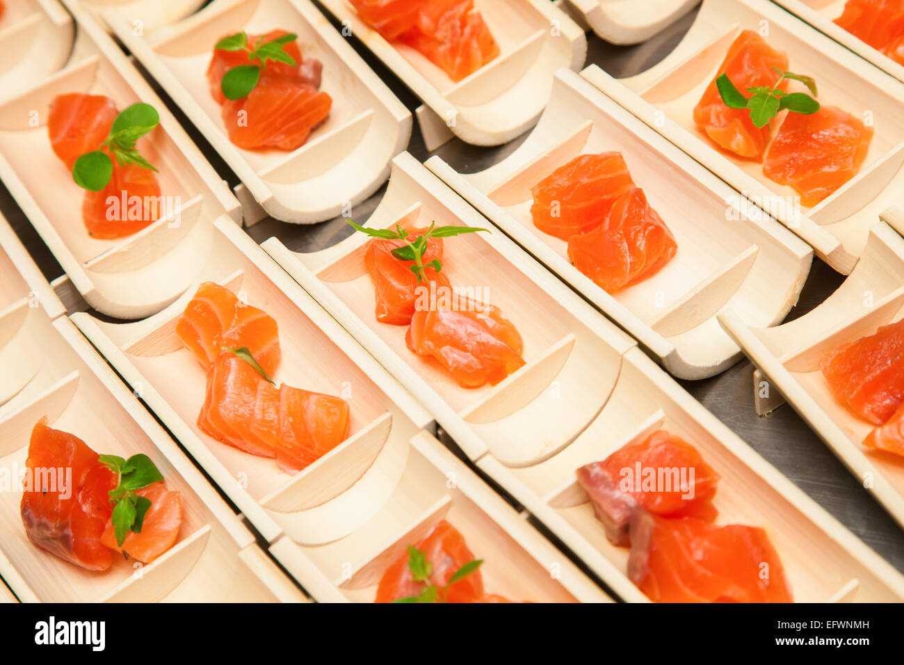 Roher Lachs Sushi Fleischwürfel auf schwarzem Hintergrund. Stockfoto