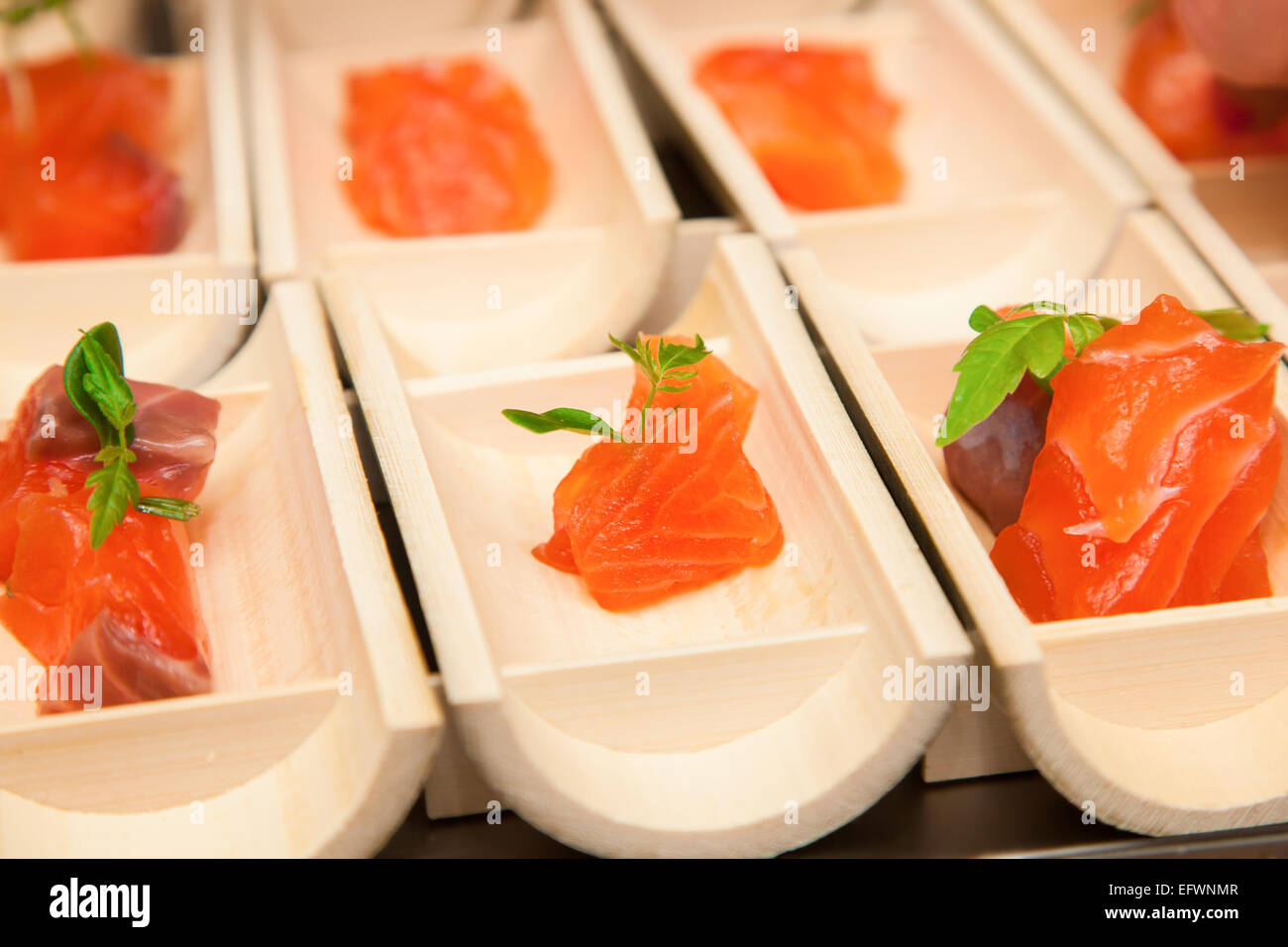 Roher Lachs Sushi Fleischwürfel auf schwarzem Hintergrund. Stockfoto