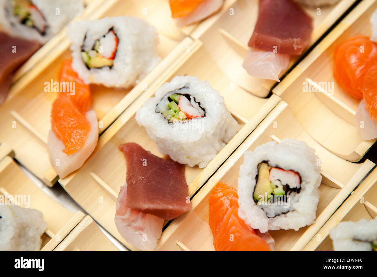 Japanische Meeresfrüchte bereit für Sushi auf Holzplatte Stockfoto
