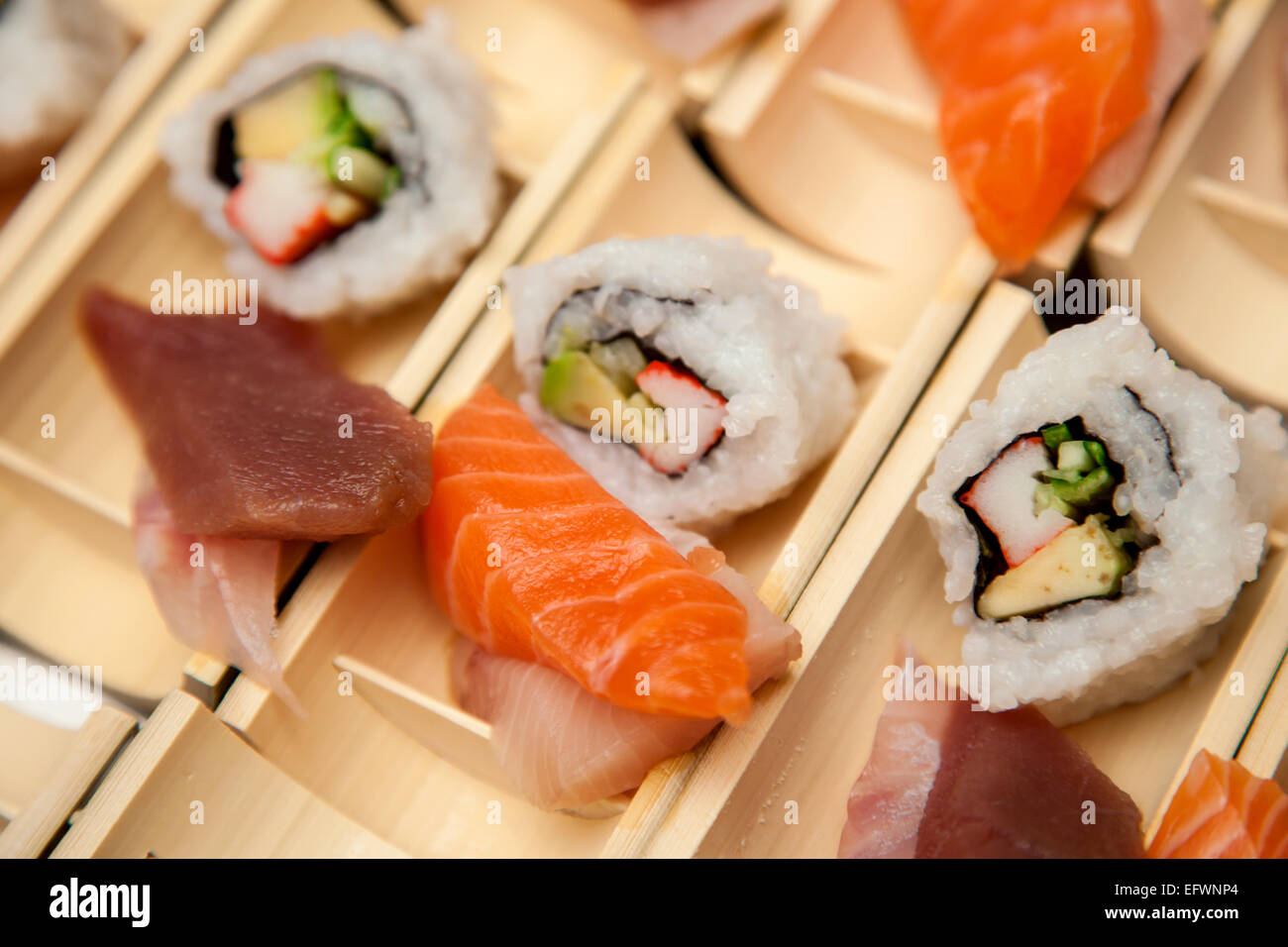 Japanische Fisch Sushi, servierbereit Stockfoto