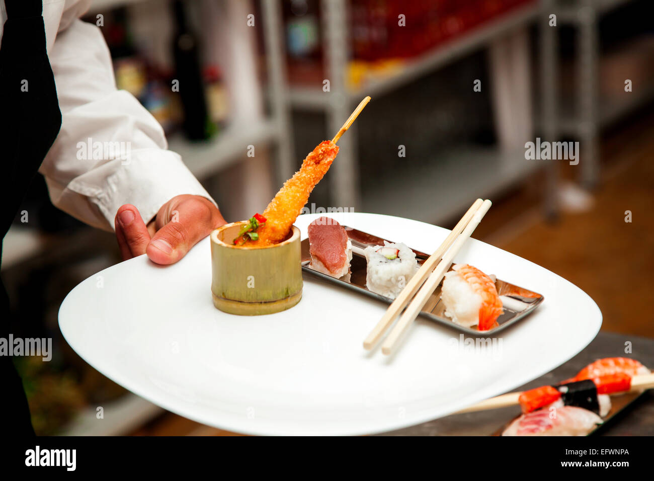 Japanische Fisch Sushi, servierbereit Stockfoto
