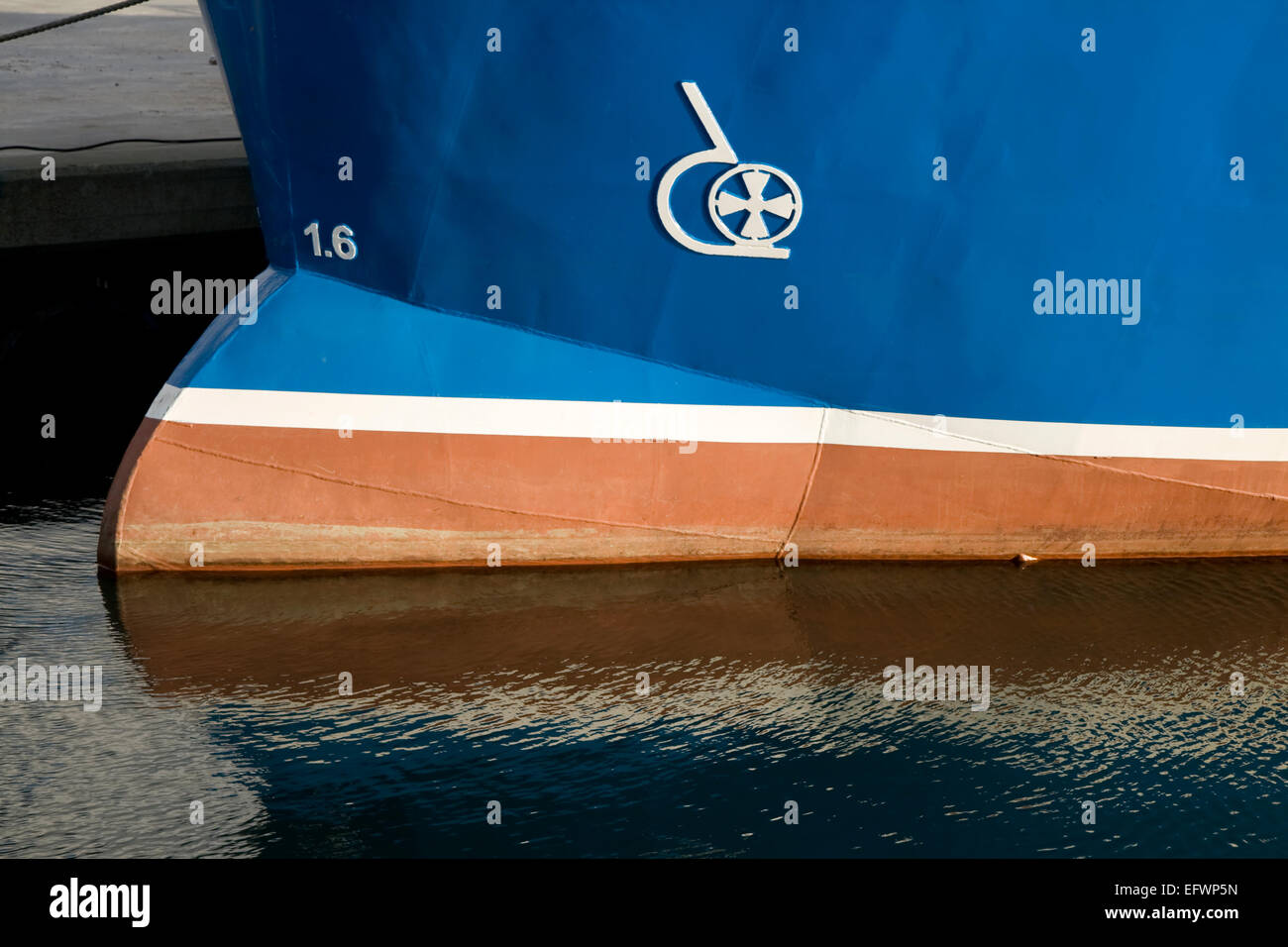 Blaues Schiff mit bauchigen Bogen. Schuss getroffen am kleinen Hafen Snaptun in der Nähe von Horsens, Dänemark Stockfoto