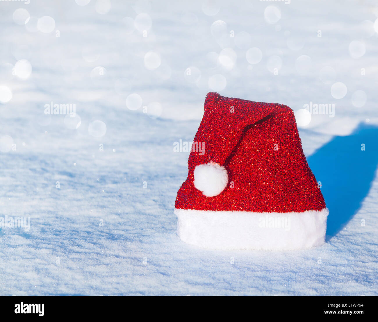 Weihnachten-Cap mit Bubo liegend auf einem verschneiten Hintergrund Stockfoto