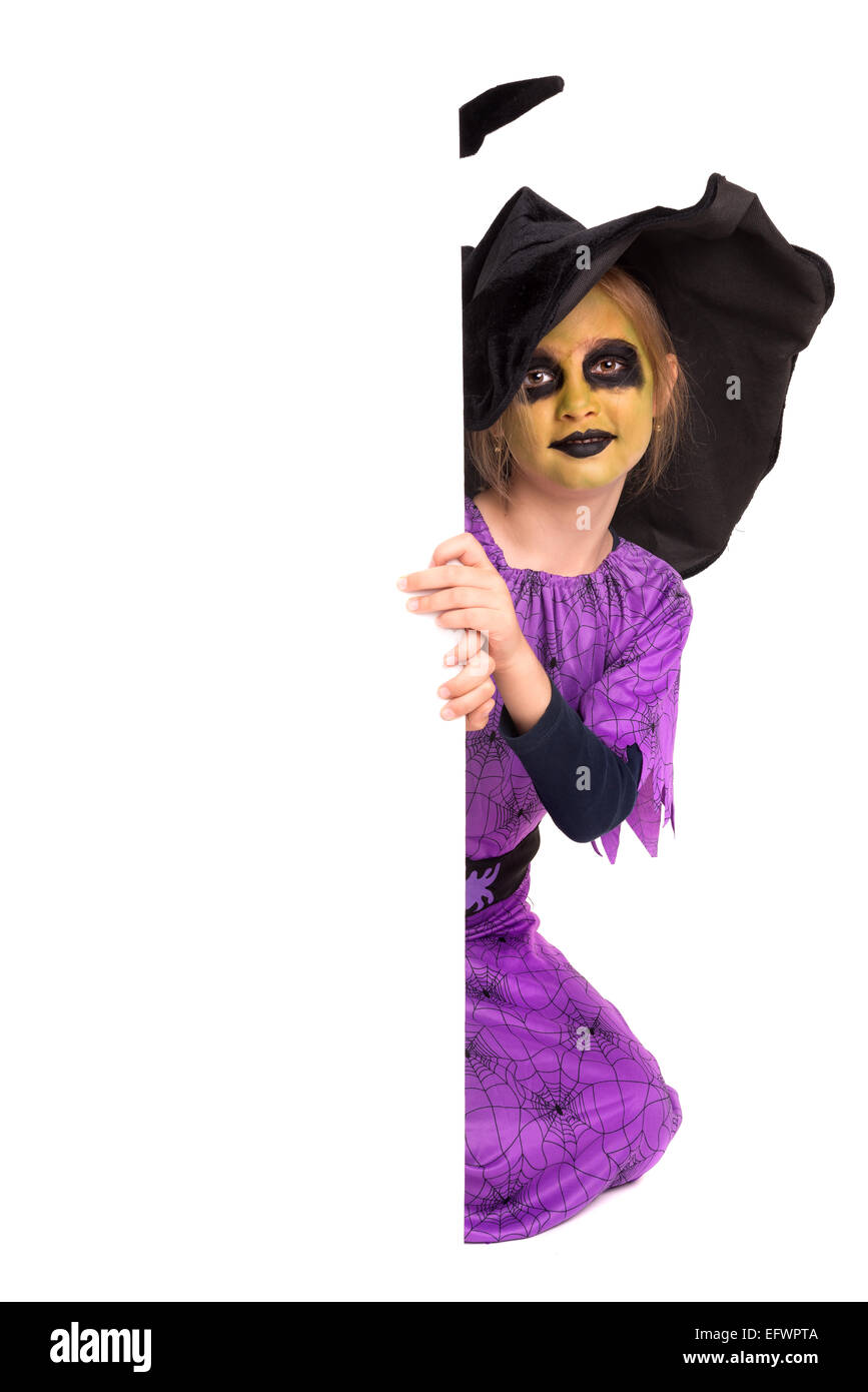 Mädchen mit Gesicht malen und Halloween Hexe Kostüm über eine weiße