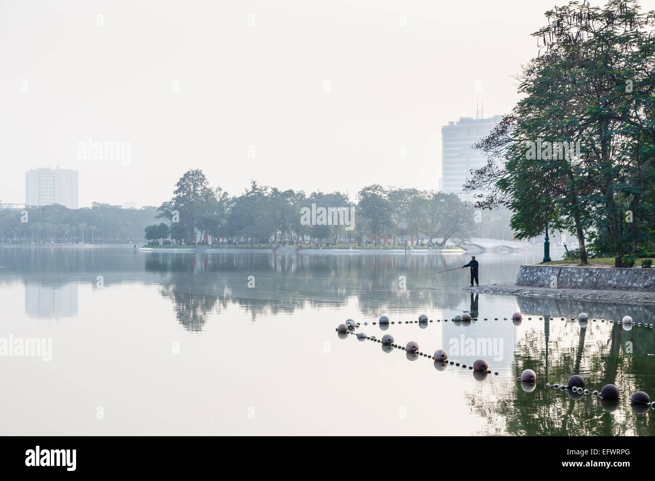 Menschen, die Angeln am See Bucht Mau, Hanoi, Vietnam. Stockfoto