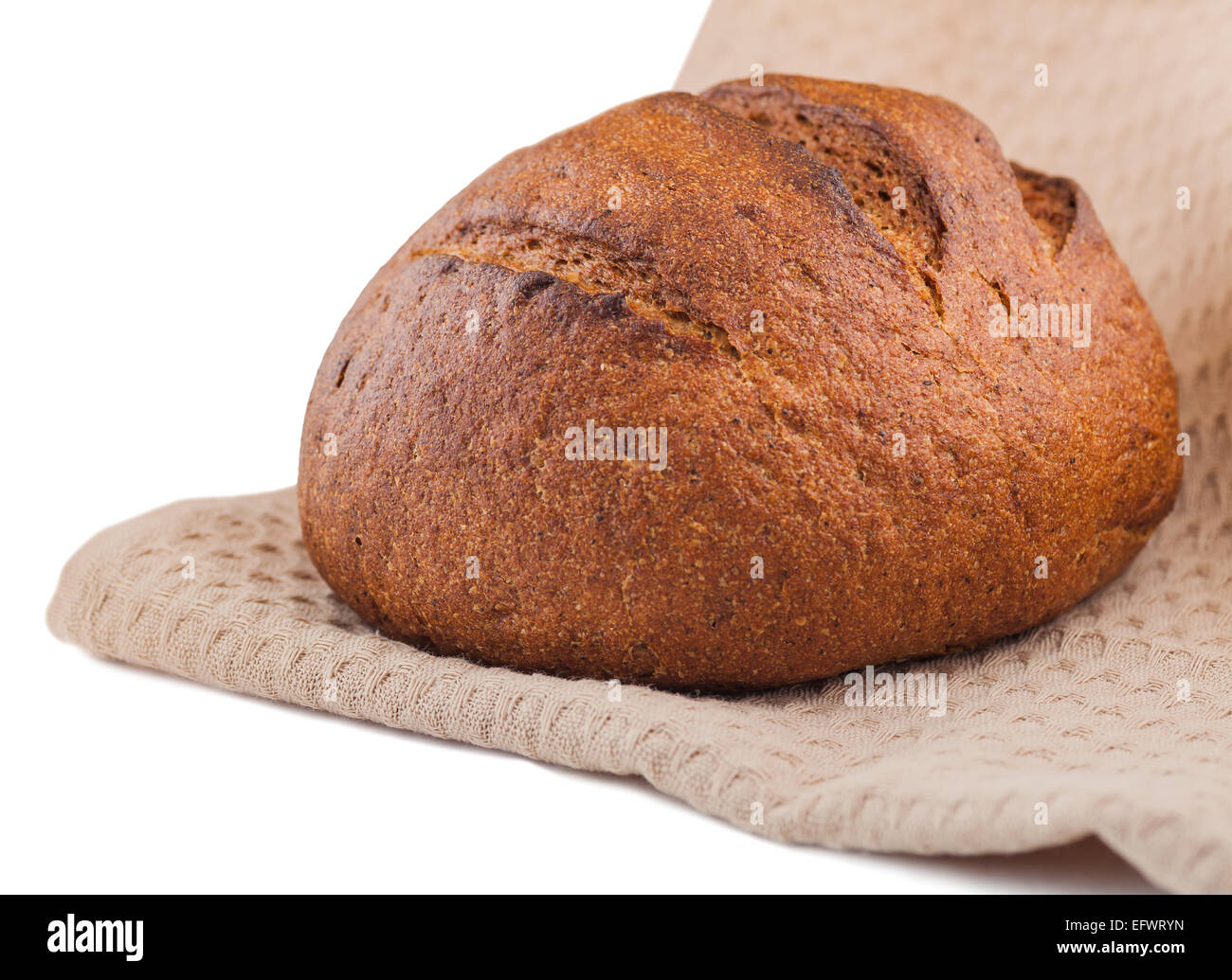 schwarze runde Brot eingewickelt in ein Handtuch auf weißem Hintergrund Stockfoto