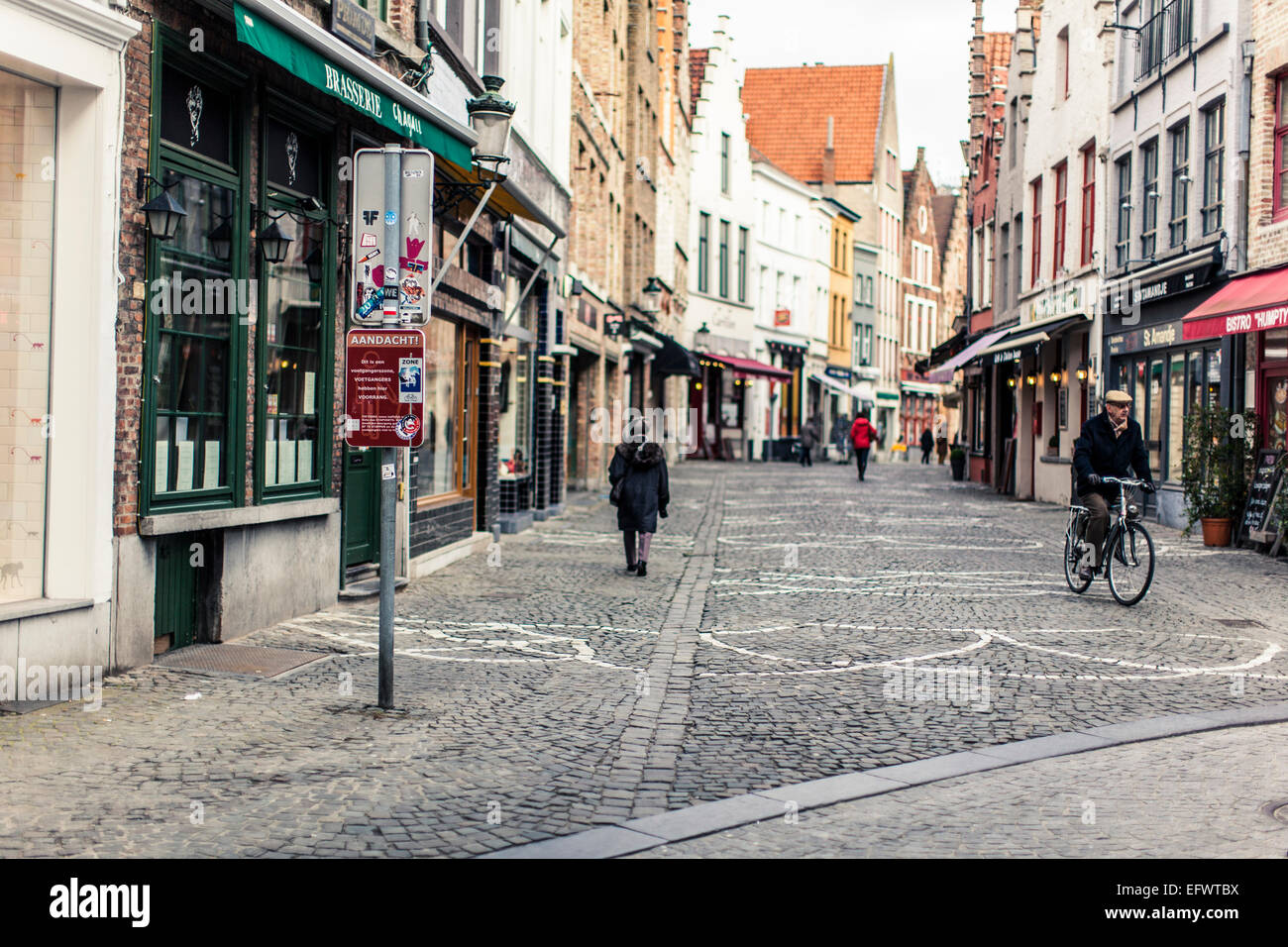 Kommerzielle Kopfsteinpflasterstraße in Brügge, Belgien Stockfoto