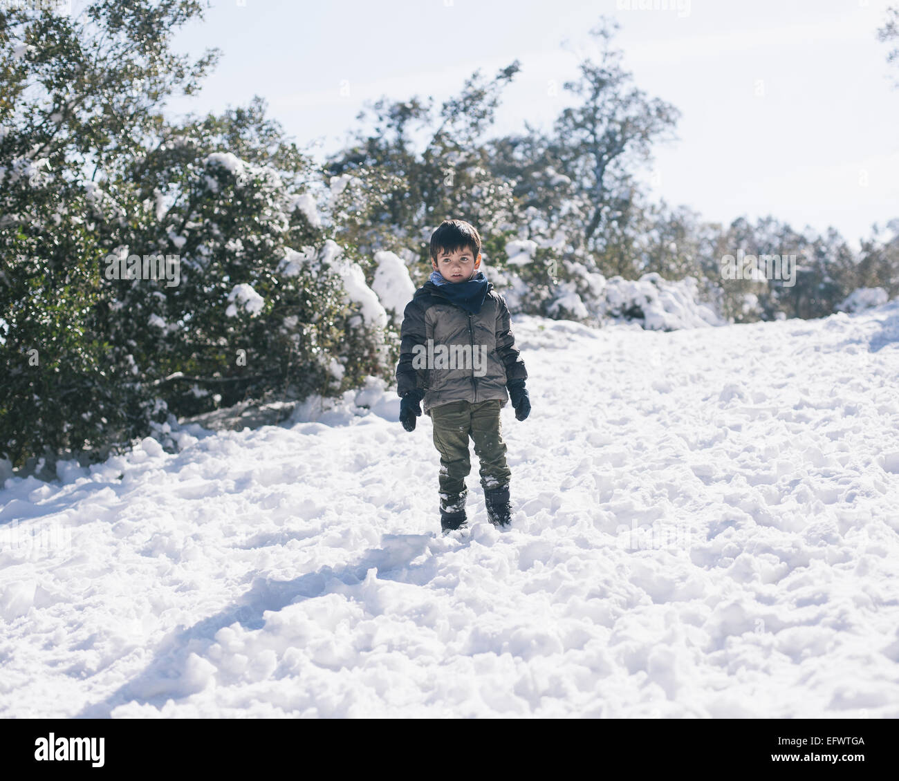 Porträt eines drei Jahre alten Jungen auf einem verschneiten Berg Stockfoto