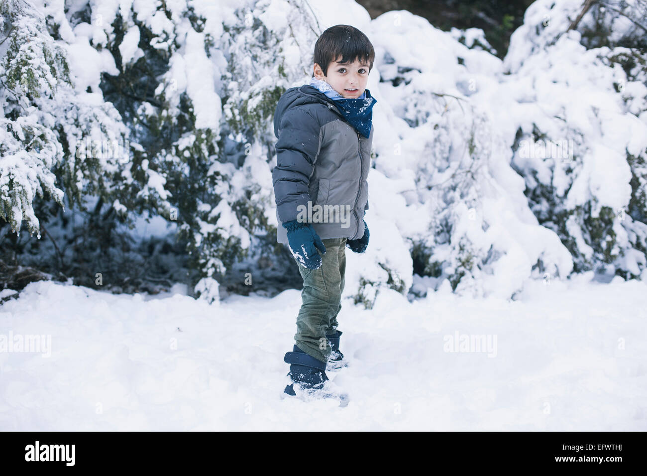 Porträt eines drei Jahre alten Jungen auf einem verschneiten Berg Stockfoto
