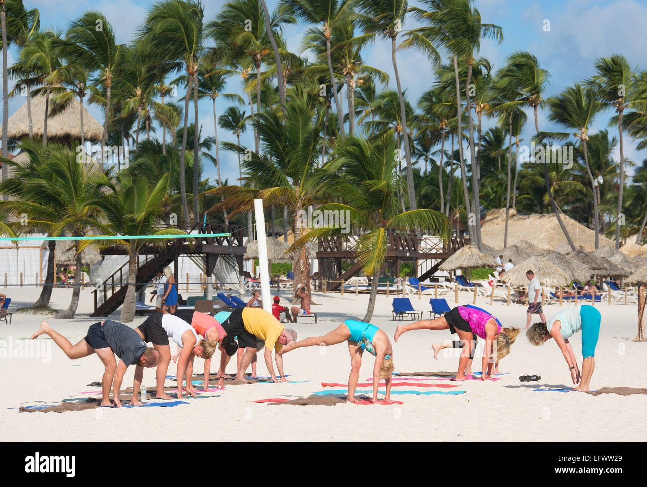 Dominikanische Republik. Urlauber, die Fitness-Übungen am Strand von Punta Cana. 2015. Stockfoto