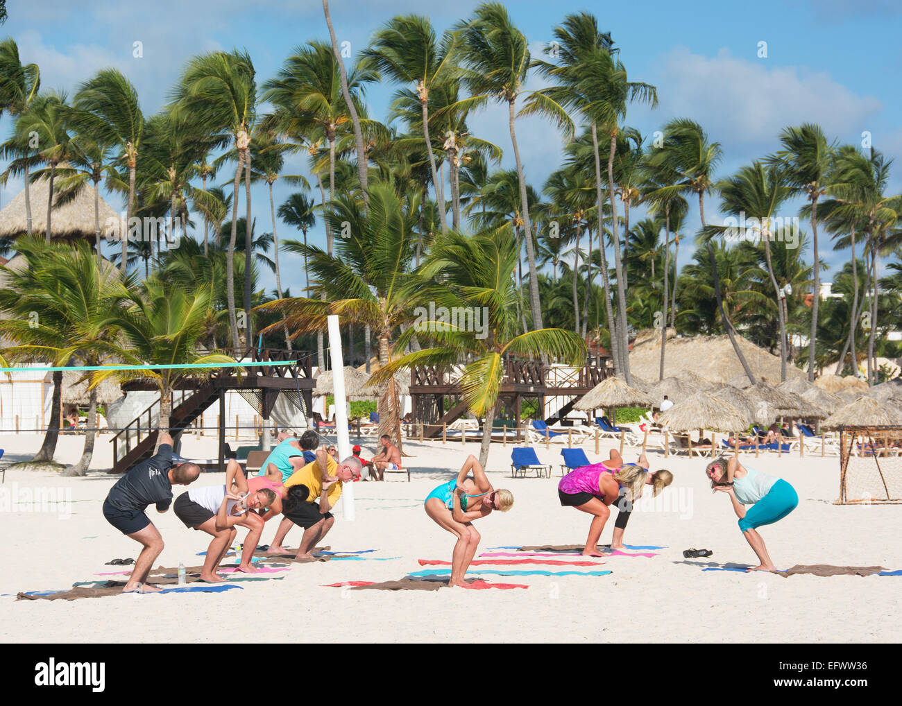 Dominikanische Republik. Urlauber, die Fitness-Übungen am Strand von Punta Cana. 2015. Stockfoto