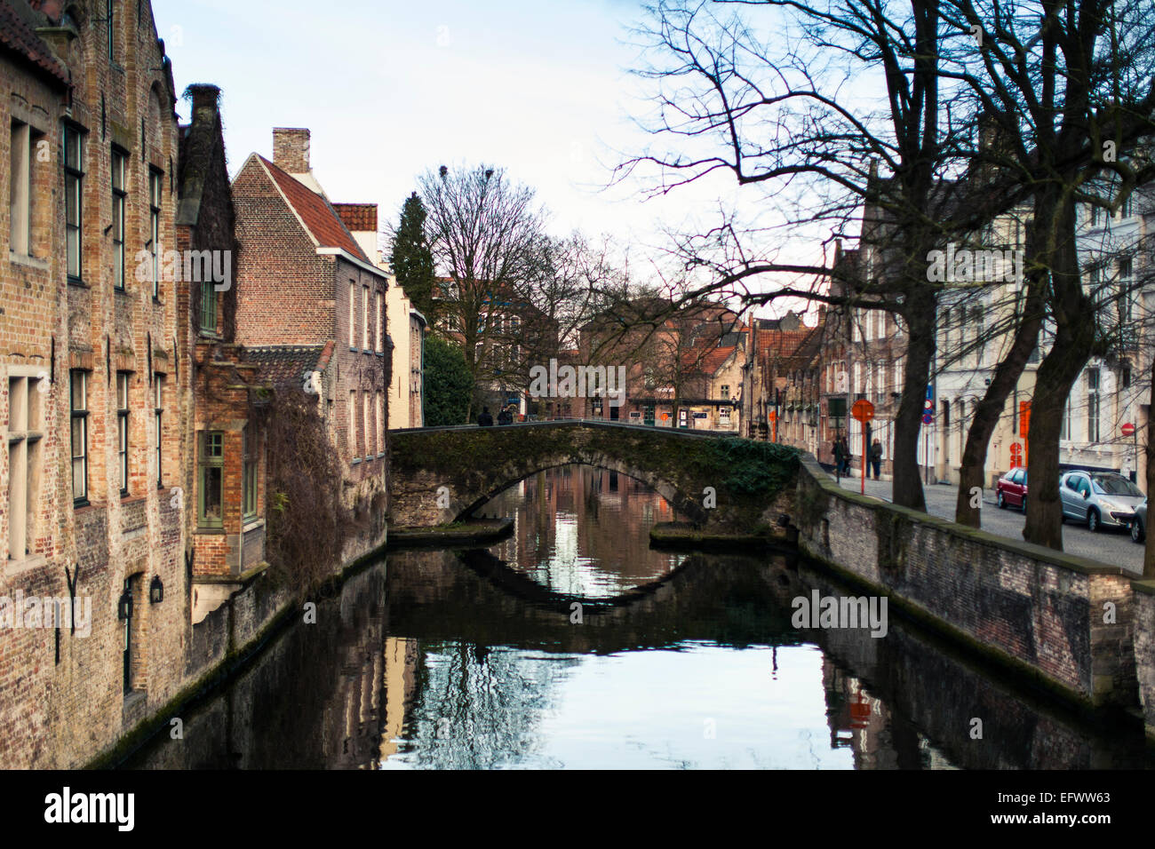 Backsteinbrücke über den Kanal in Brügge, Belgien Stockfoto