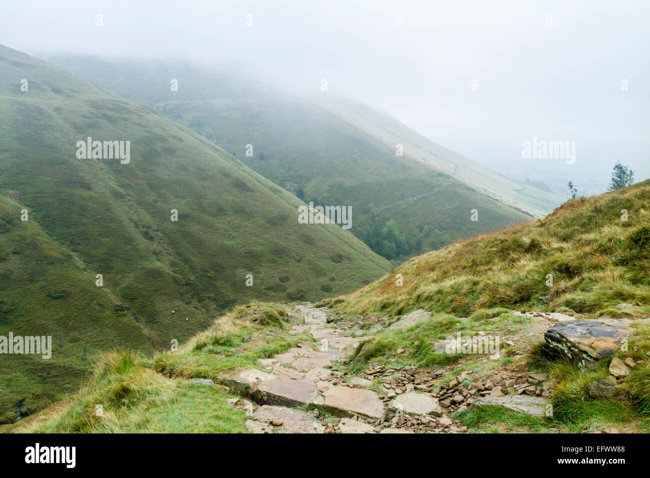 Sie suchen einen Abschnitt für die Jakobsleiter auf die Pennine Way. Über das Tal, die in der Cloud, sind die cloughs, Kinder Scout. Peak District, Derbyshire, Großbritannien Stockfoto