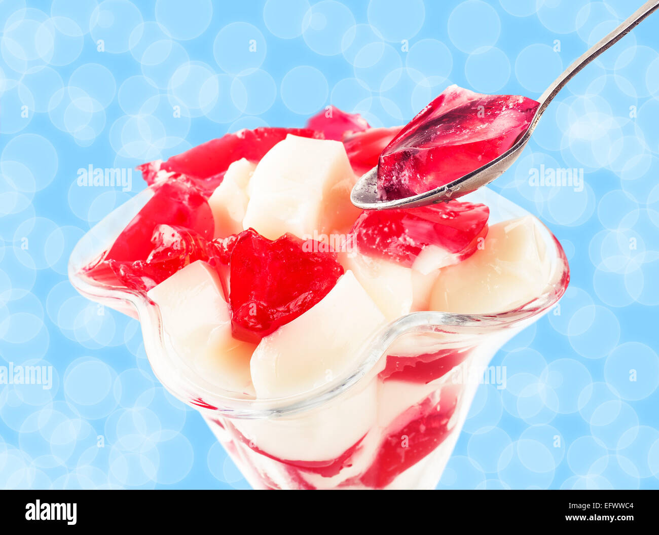 farbige Gelee-Würfel in ein Glas Becher closeup Stockfoto