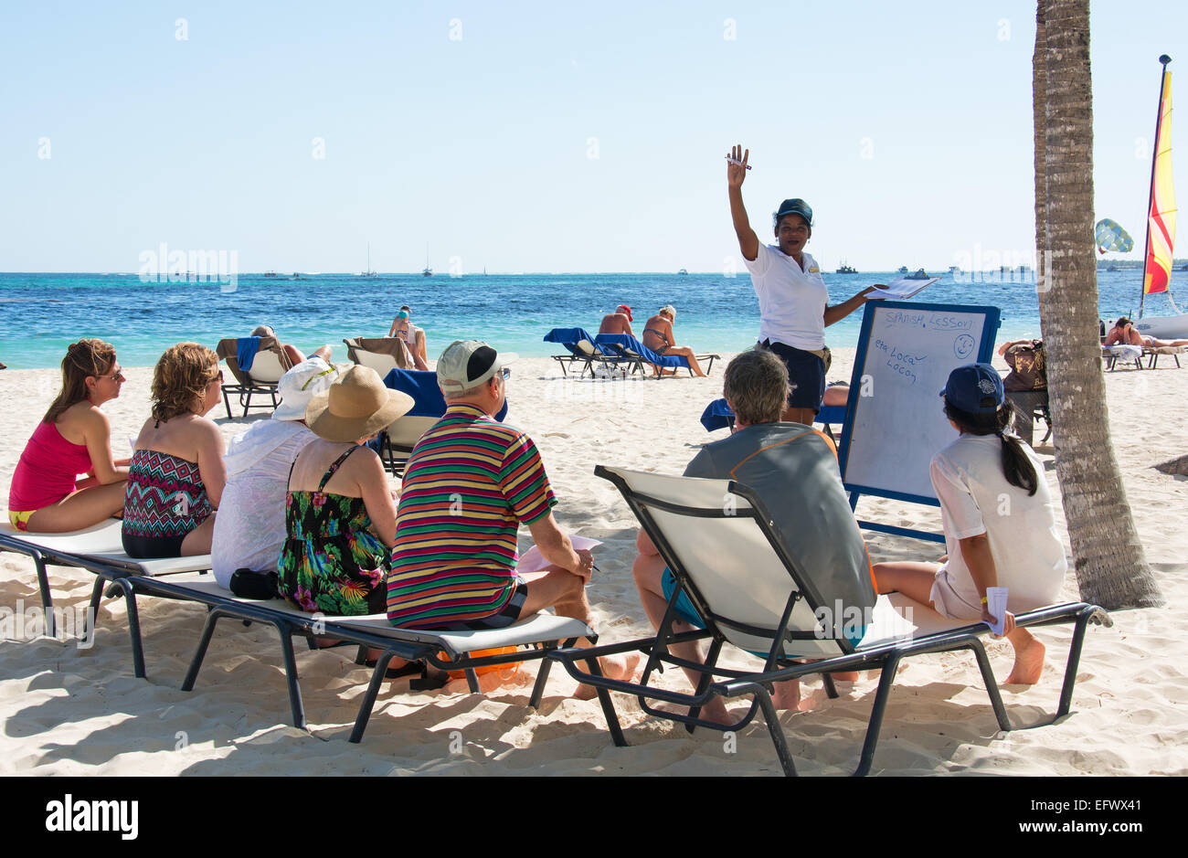 Dominikanische Republik. Urlauber auf eine informelle Spanisch-Klasse am Strand von Punta Cana. 2015. Stockfoto