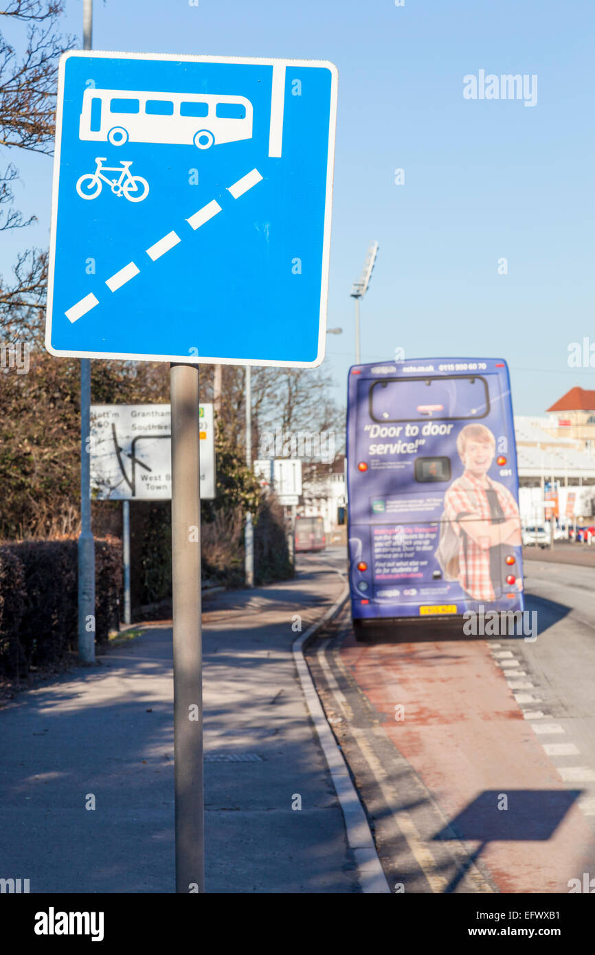 Bus Lane anmelden und einen mit der Busspur Bus, Nottinghamshire, England, Großbritannien Stockfoto