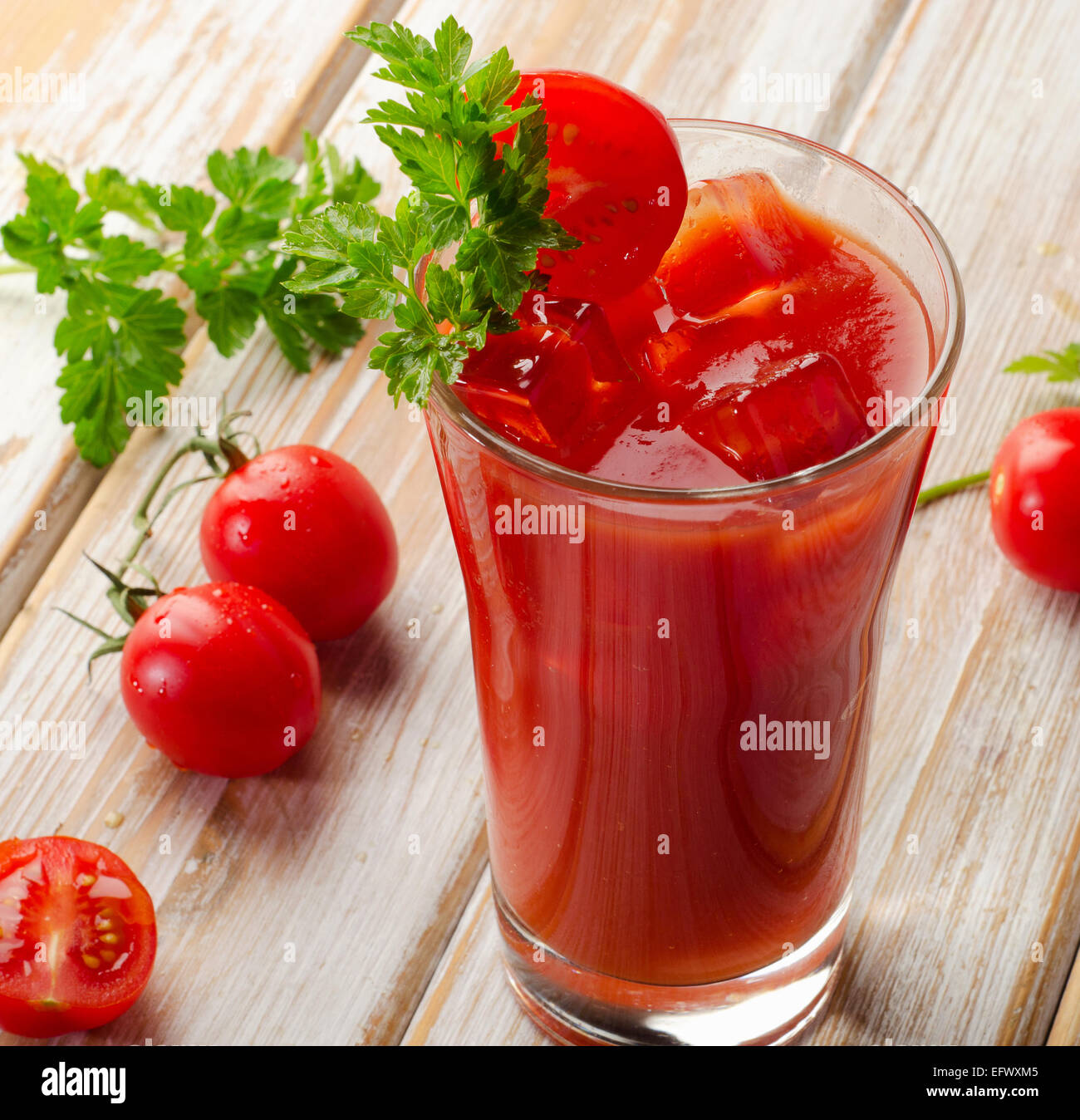 Bloody Mary alkoholische Getränk mit Tomaten. Selektiven Fokus Stockfoto