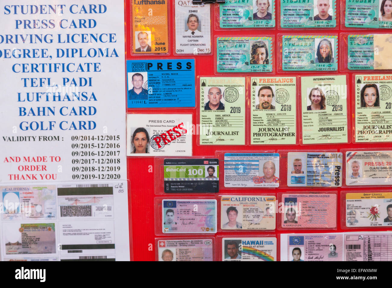 Thailand, Bangkok, Khaosan Road, Anzeige Brett mit gefälschten IDs und Lizenzen und Zertifikate Stockfoto